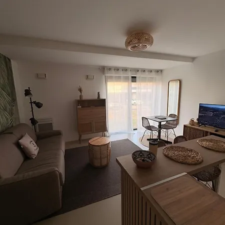 Joli Proche Du Canal De Rompsay Et La Rochelle *